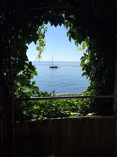 LES PIEDS DANS L'EAU