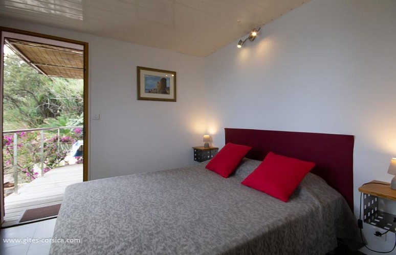 LES PIEDS DANS L'EAU