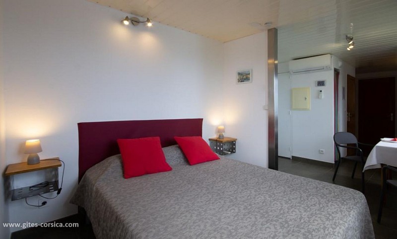 LES PIEDS DANS L'EAU