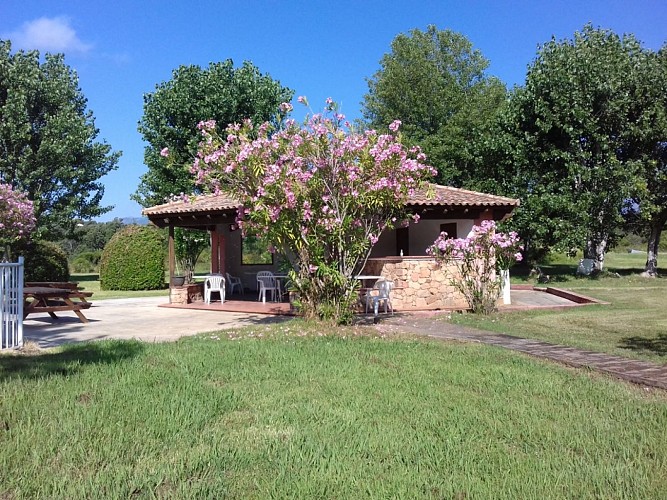 Coin pique-nique et barcecue, et relais WiFi, dans la résidence