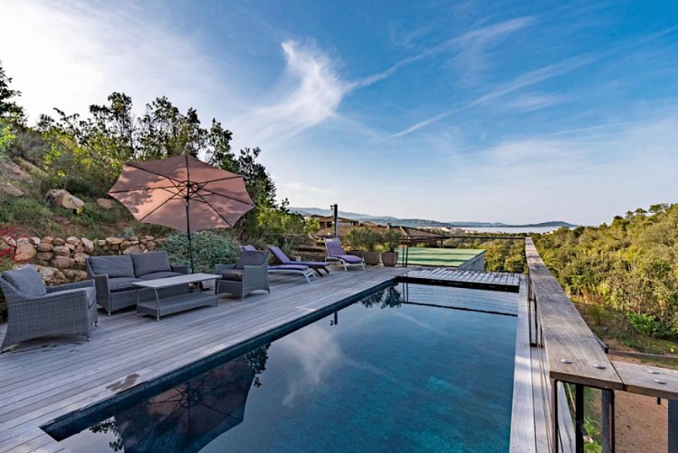 La Piscine , chauffée et éclairée, vue mer