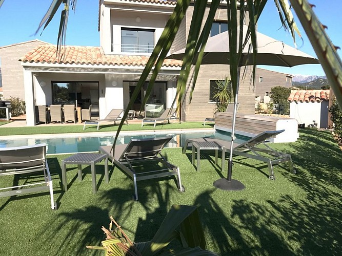 jardin jour vue piscine et maison