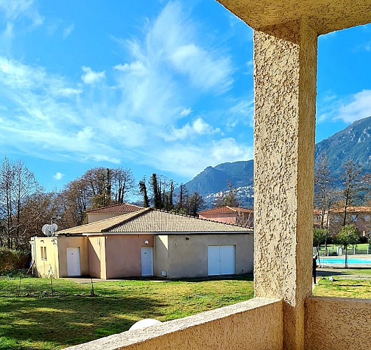 VUE DE LA TERRASSE PISCINE ET MONTAGNE