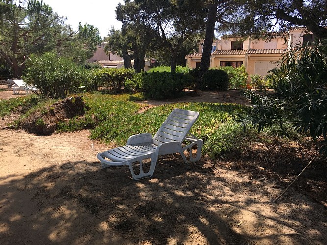 LES PIEDS DANS L'EAU