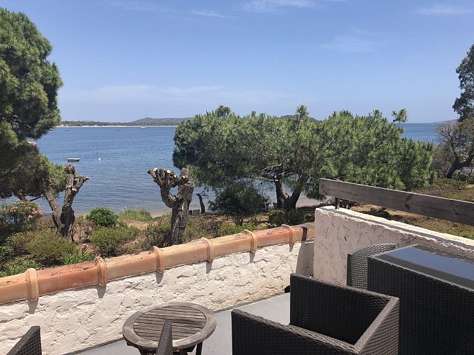 LES PIEDS DANS L'EAU