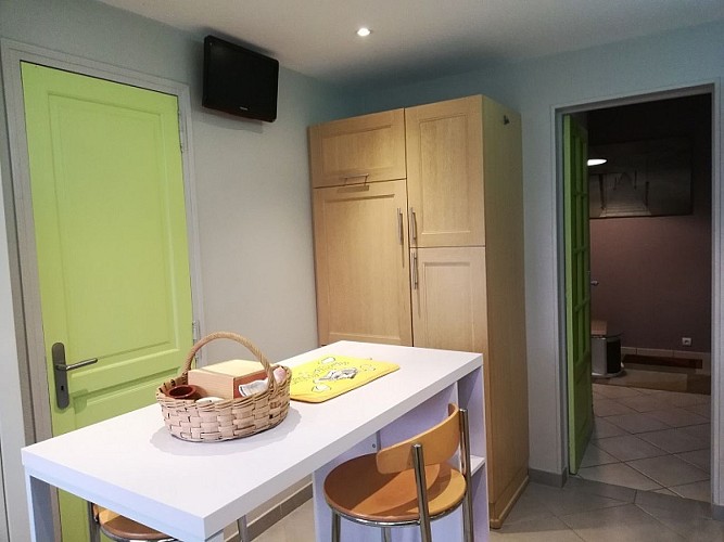 Gite des ramparts_pont de larche_cuisine_bar_4 personnes