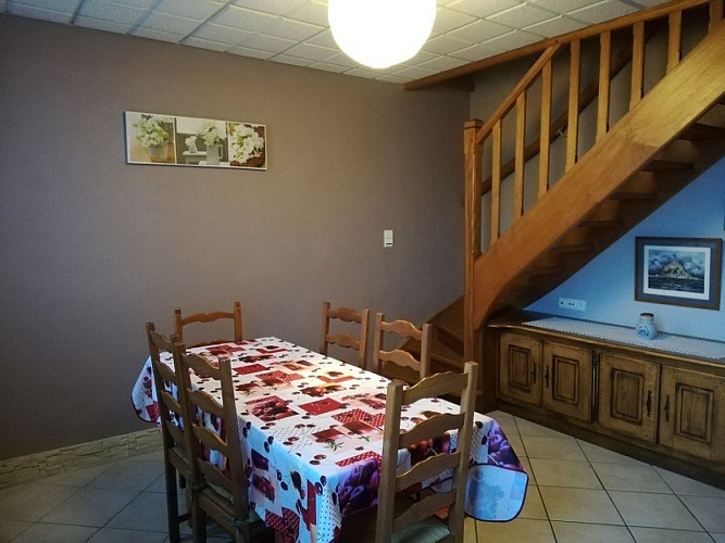 Gite des remparts_pont de larche_salle a manger_4 personnes