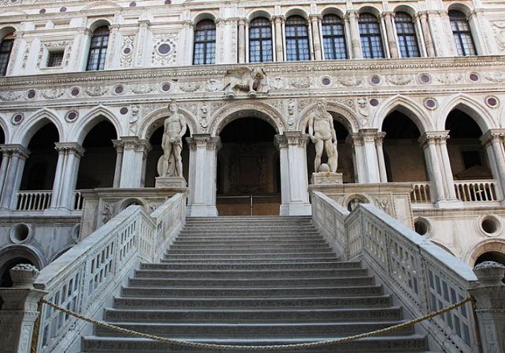 Visite guidée à pied des itinéraires secrets du Palais des Doges