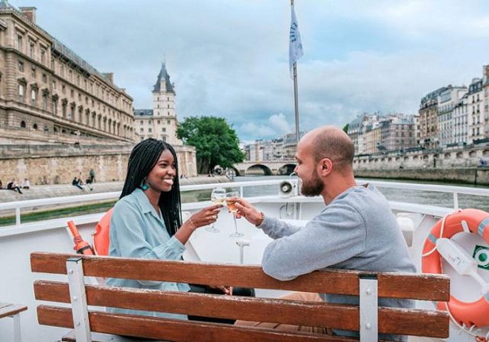 Croisière sur la Seine avec apéritif ou champagne et ambiance musicale