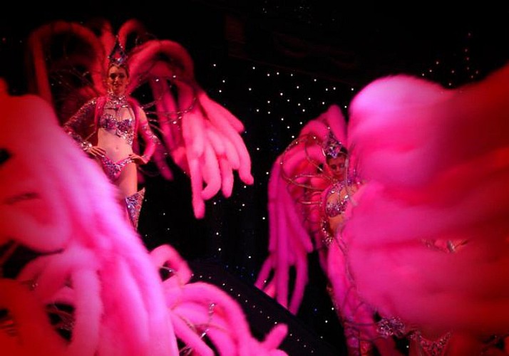 Cena en el Moulin Rouge con espectáculo