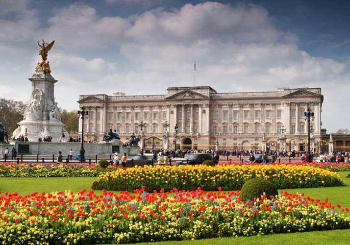 Tour of Buckingham Palace – 24-hour bus pass, guided themed tour and Thames river cruise