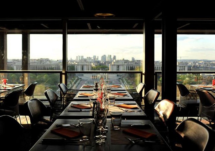Lunch at the Eiffel Tower, Coach Tour of Paris & Seine River Cruise – Skip the line