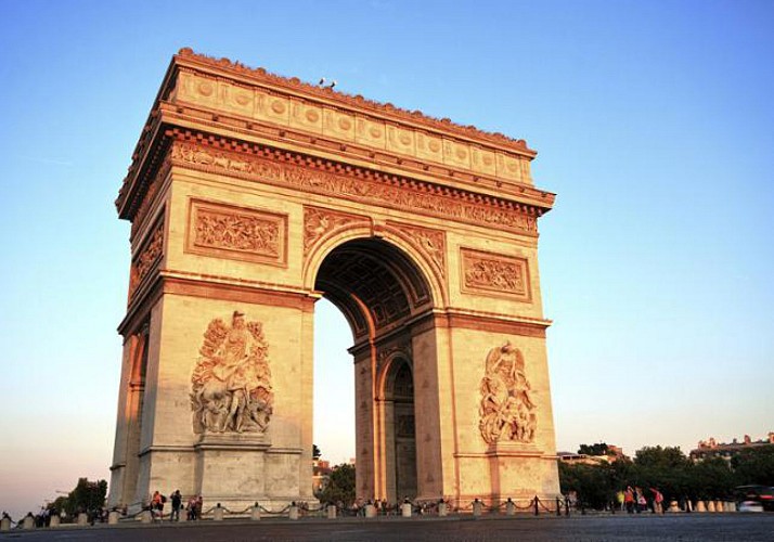 2 in 1 Angebot: Besichtigung der 2. Etage des Eiffelturms und Stadtrundfahrt mit dem Bus durch Paris