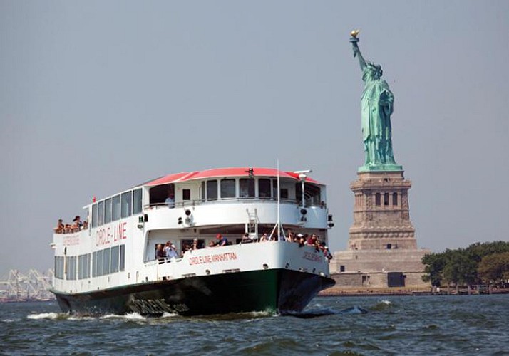 Paseo en crucero en Nueva York – alrededor de la Estatua de la libertad y de Ellis Island (1h)