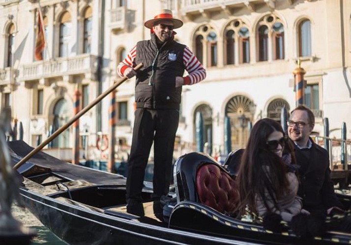 Venedig für Verliebte: private Gondelfahrt und romantisches Essen in einem traditionellen Restaurant