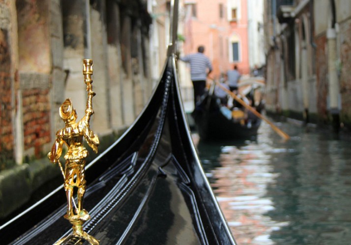 Venedig für Verliebte: private Gondelfahrt und romantisches Essen in einem traditionellen Restaurant