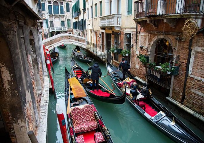 Venedig für Verliebte: private Gondelfahrt und romantisches Essen in einem traditionellen Restaurant