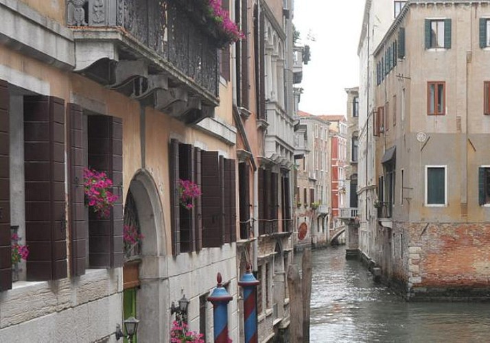 Venedig für Verliebte: private Gondelfahrt und romantisches Essen in einem traditionellen Restaurant