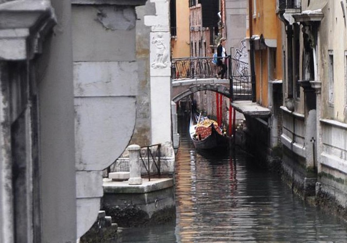 Venedig für Verliebte: private Gondelfahrt und romantisches Essen in einem traditionellen Restaurant