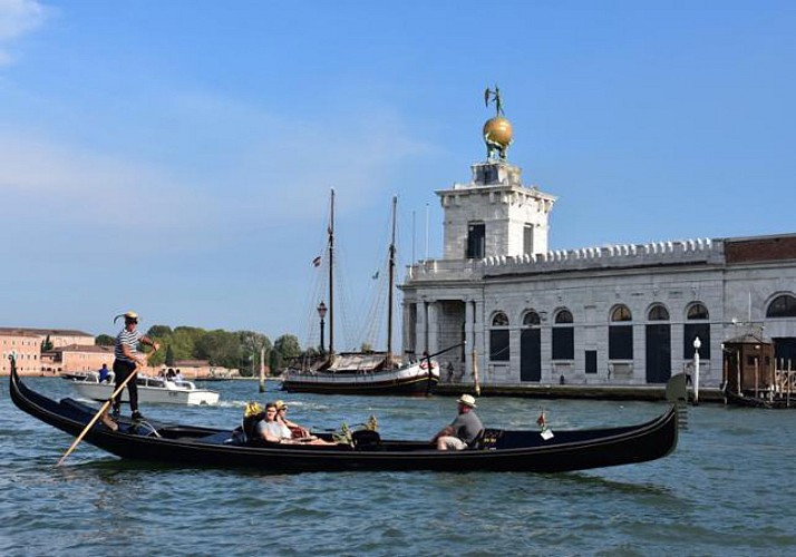 Romance in Venice: Private Gondola Ride & Romantic Meal in a Traditional Restaurant