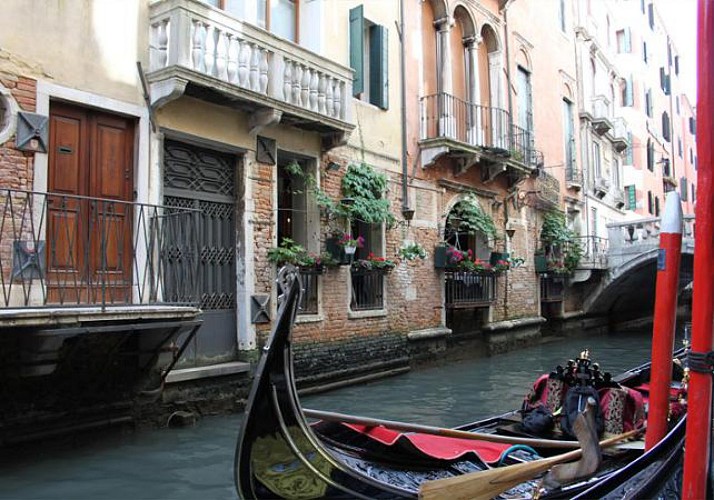 Romance in Venice: Private Gondola Ride & Romantic Meal in a Traditional Restaurant