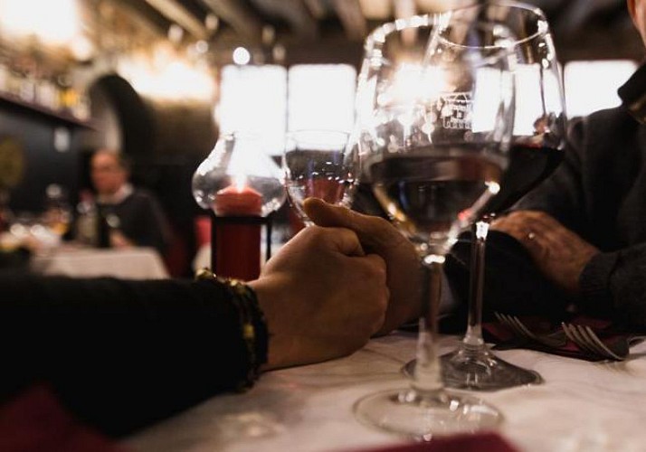 Venezia all'insegna dell'amore: tour privato in gondola e pranzo romantico in un ristorante tradizionale