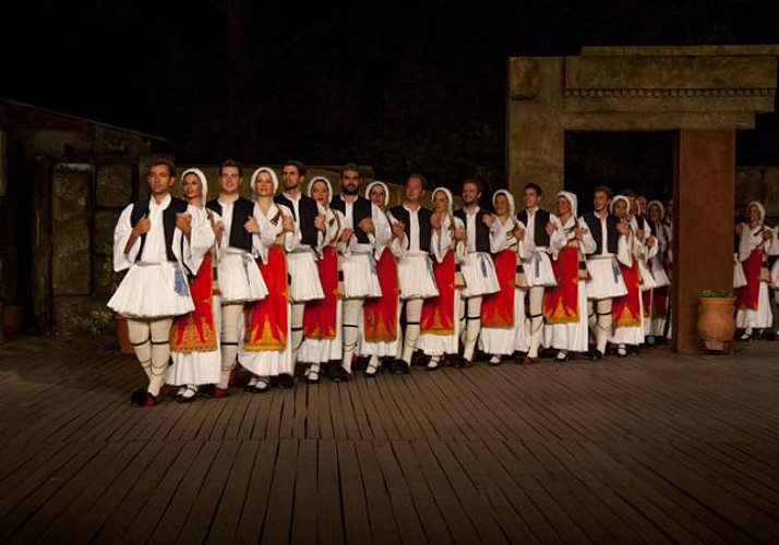 Espectáculo de danzas tradicionales griegas en el teatro Dora Stratou