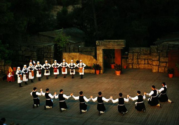 Espectáculo de danzas tradicionales griegas en el teatro Dora Stratou