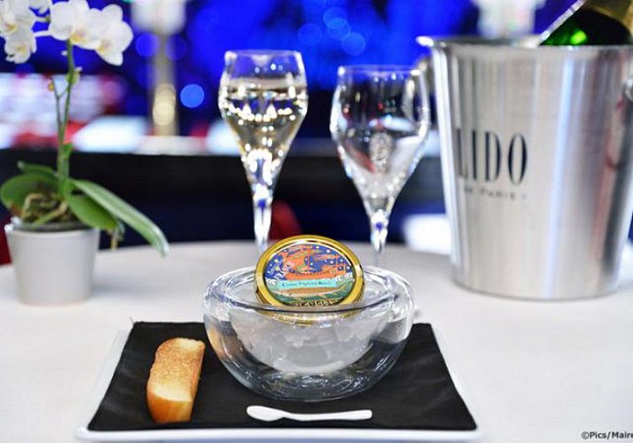 Revue im Lido Paris - mit einem Glas Champagner