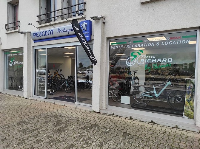 Vitrine-exterieure-cycles-richard-by-thomas