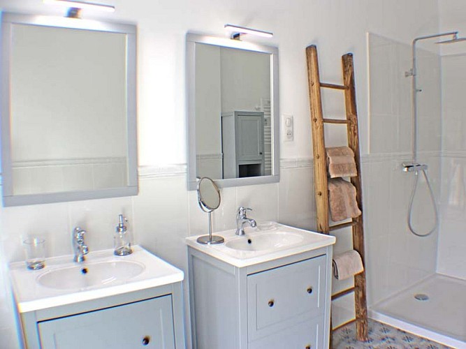 Salle de bain - La Poulinière - Domaine des Cyclamens
