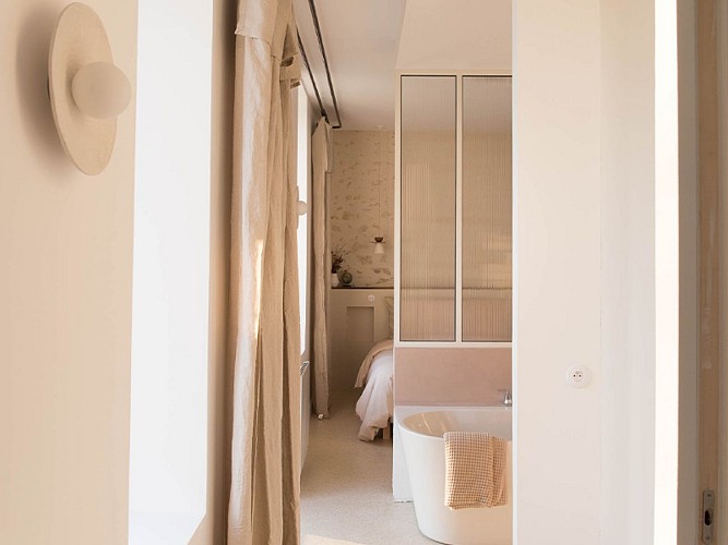 La chambre Cocon dispose d'une baignoire et d'une terrasse privative