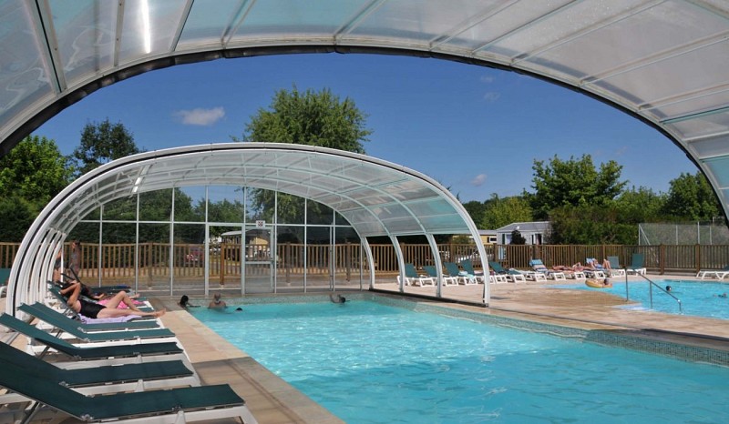 Piscine couverte chauffée - Camping la Mignardière