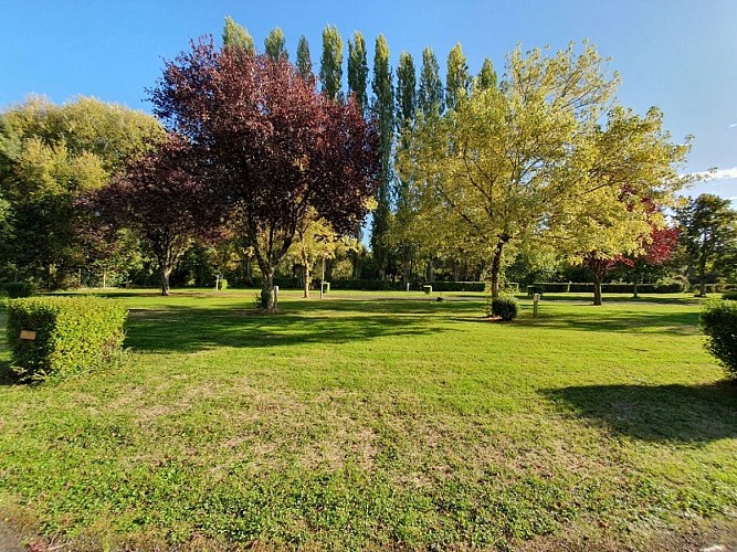 Emplacements - Camping Les Pâtis - Nazelles-Négron