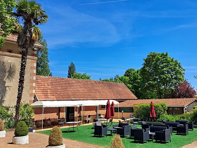 Domaine du Château de la Rolandière - Camping à Trogues, France.