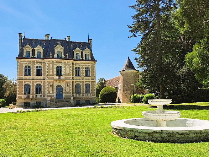 Domaine du Château de la Rolandière - Camping à Trogues, France.