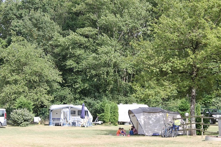 Camping Les Acacias - Emplacements - Val de Loire, France.