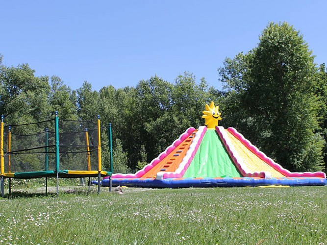 Camping Les Acacias - La Ville-aux-Dames, France.