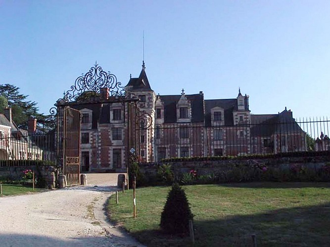 panoramique-grilles-d'arriv+®e-+-chateau-en-toile-de-fond