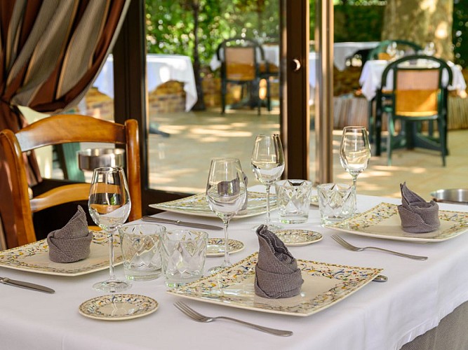 Liberté - Restaurant à Neuillé-le-Lierre - Val de Loire, France.
