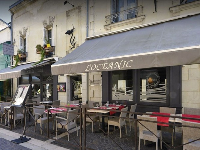 Terrasse du restaurant L'Océanic - Chinon, France.