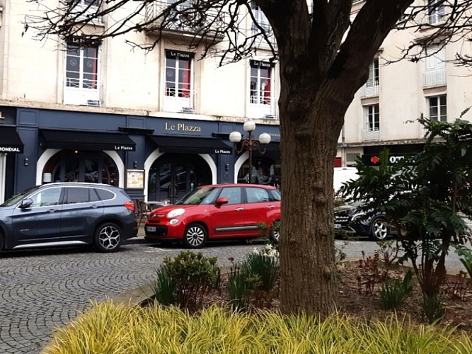Restaurant Le Plazza - Place de la Résistance, Tours.