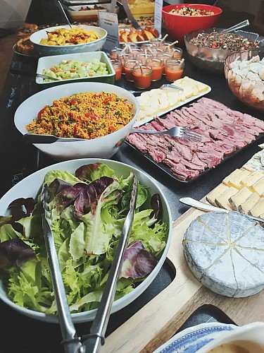 Buffet d'entrées et plats faits maison au restaurant GASPARD à Tours Nord