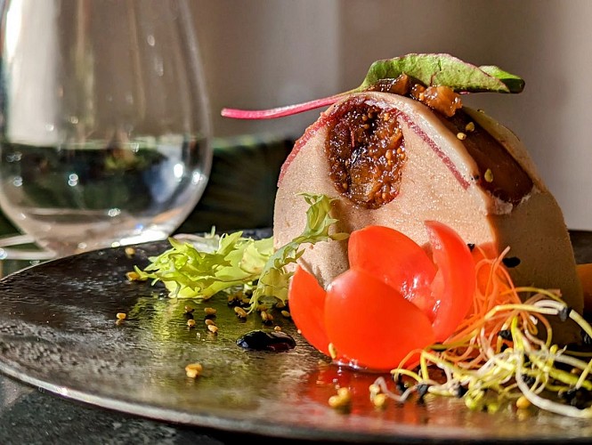 Restaurant clos racine_ le val d hazey _ demi lune de canard au coeur de figue 2023