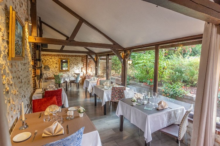 Table-dresse-dans-la-veranda