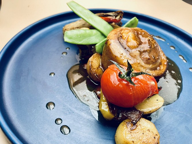 Roulé d’agneau farce fine de fruits secs façon mendiant et légumes d’antan 1