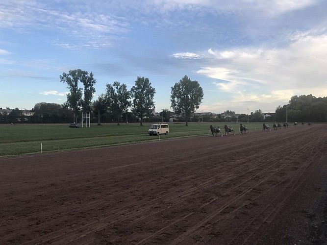 Courses-hippiques-de-Villereal--Charles-Bazillais--9---800x600-