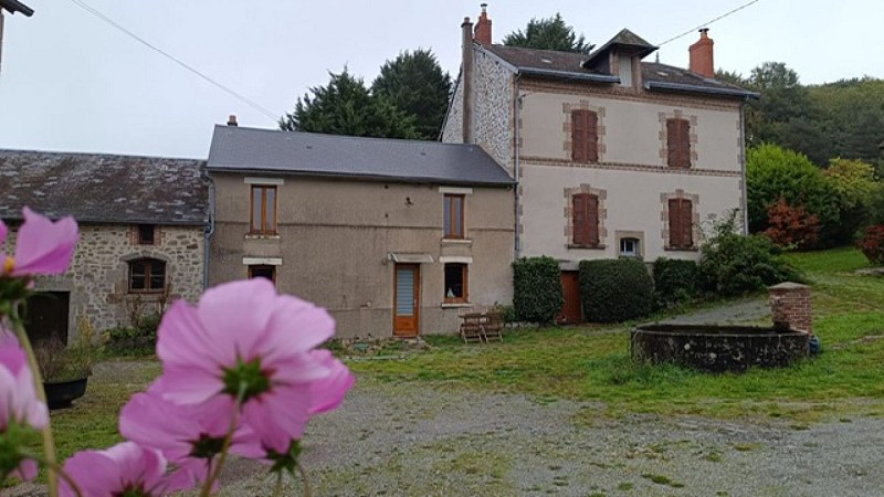 gîte au centre entre deux maisons