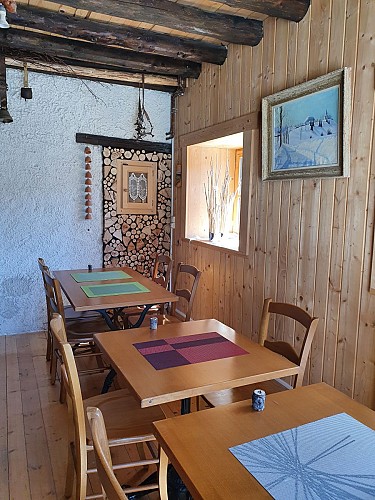 Auberge Les Enguenelles tablée - Les Enguenelles