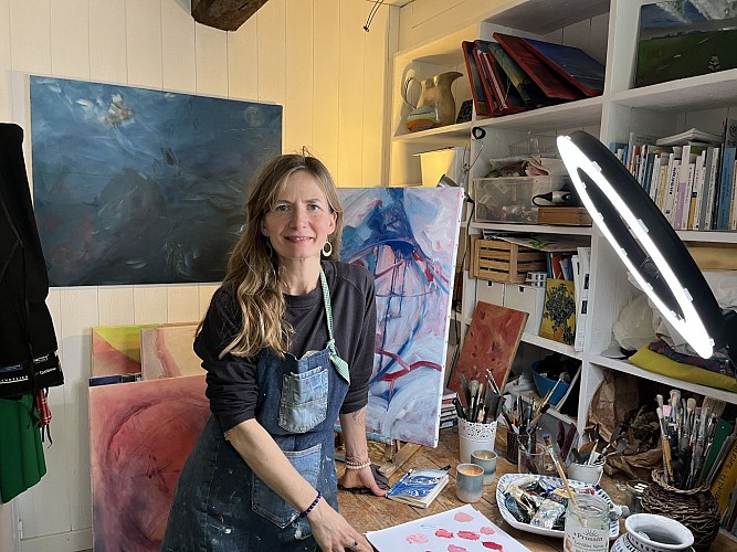 Emma Pauline dans son atelier à Honfleur, 2026